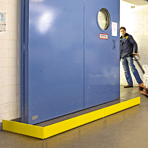 Rammschutz-Leitbord zur Sicherung von kritischen Sperrflächen