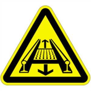 Warnung vor Gefahren durch eine Förderanlage am Gleis